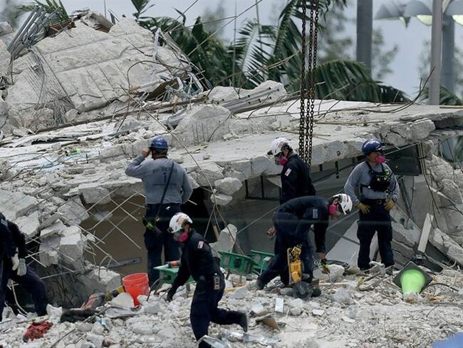 Búsqueda de sobrevivientes tras derrumbe de edificio en Florida. Foto: Joe Raedle/Getty Images