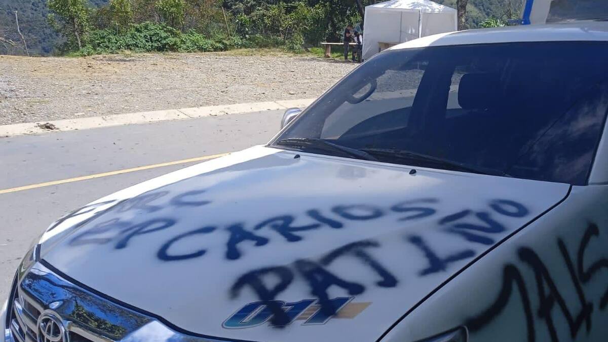 Disidencias de las Farc montaron retenes y pintaron carros en el Cauca