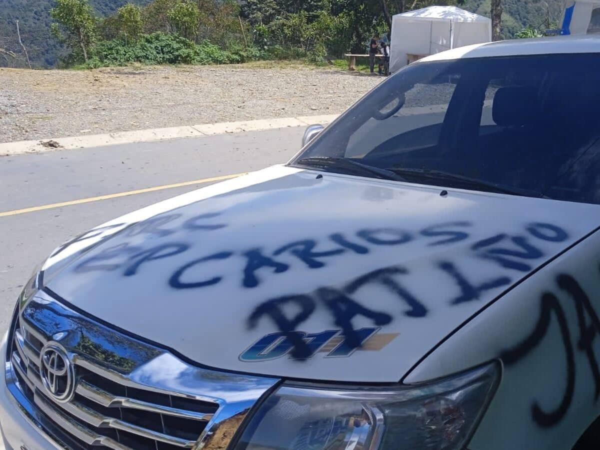 Disidencias de las Farc montaron retenes y pintaron carros en el Cauca