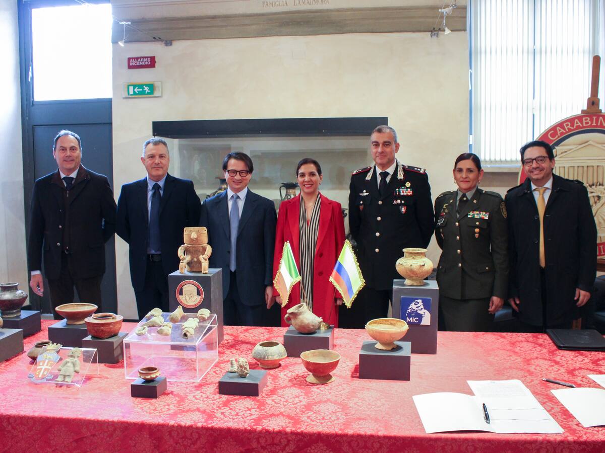 Masiva entrega de piezas arqueológicas precolombinas de valor incalculable a Colombia