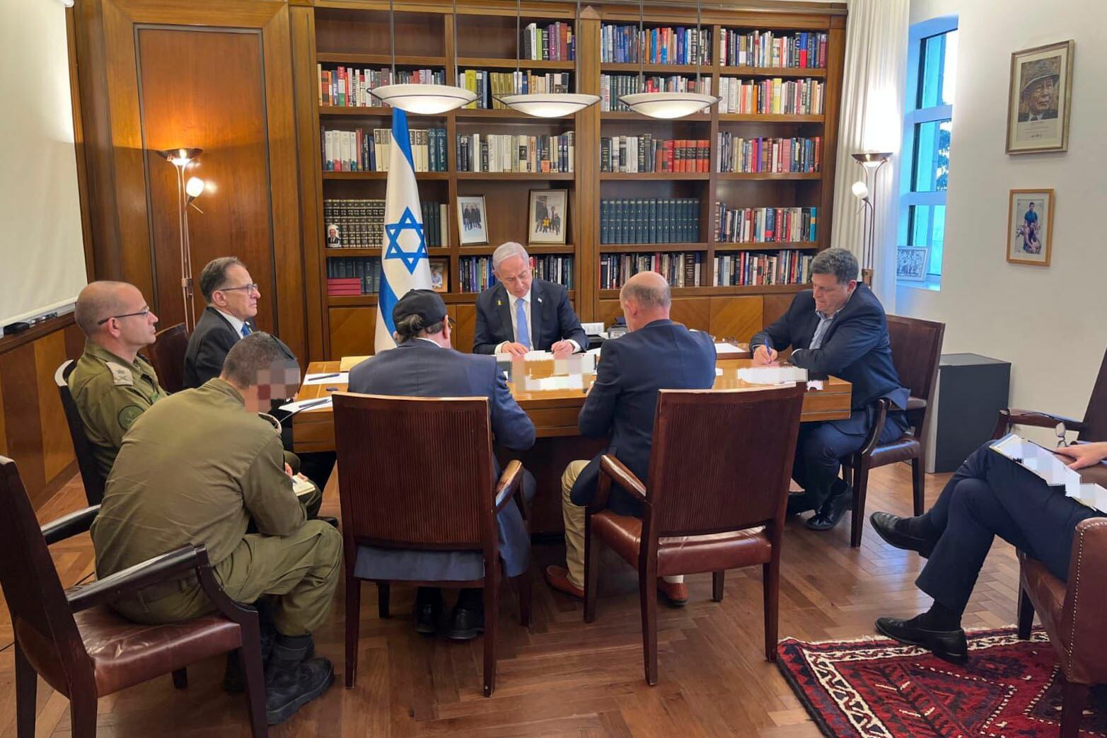 El primer ministro israelí, Benjamín Netanyahu (c), y el presidente estadounidense, Joe Biden, mantuvieron este miércoles una llamada telefónica "directa y productiva". La oficina de Netanyahu difundió esta foto en la que se puede ver al primer ministro con su equipo durante la conversación con Biden. Foto: EFE.
