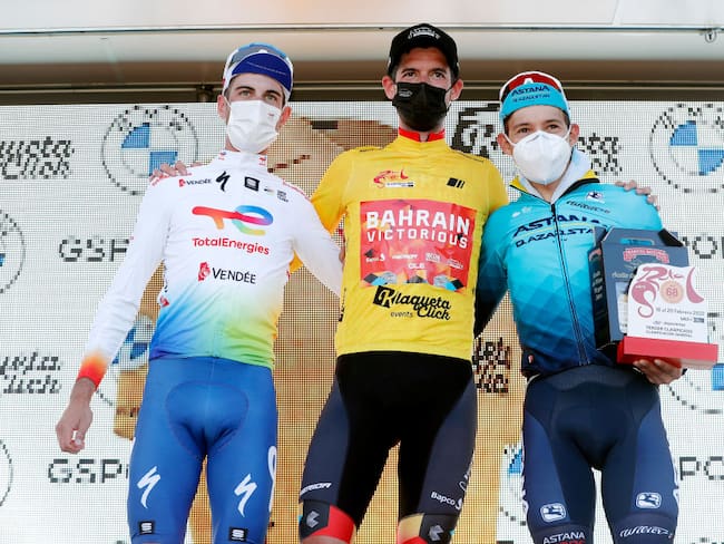 Cristian Rodríguez, Wouter Poels y Miguel Ángel López Moreno en la Vuelta a Andalucía 2022 (Photo by Bas Czerwinski/Getty Images)