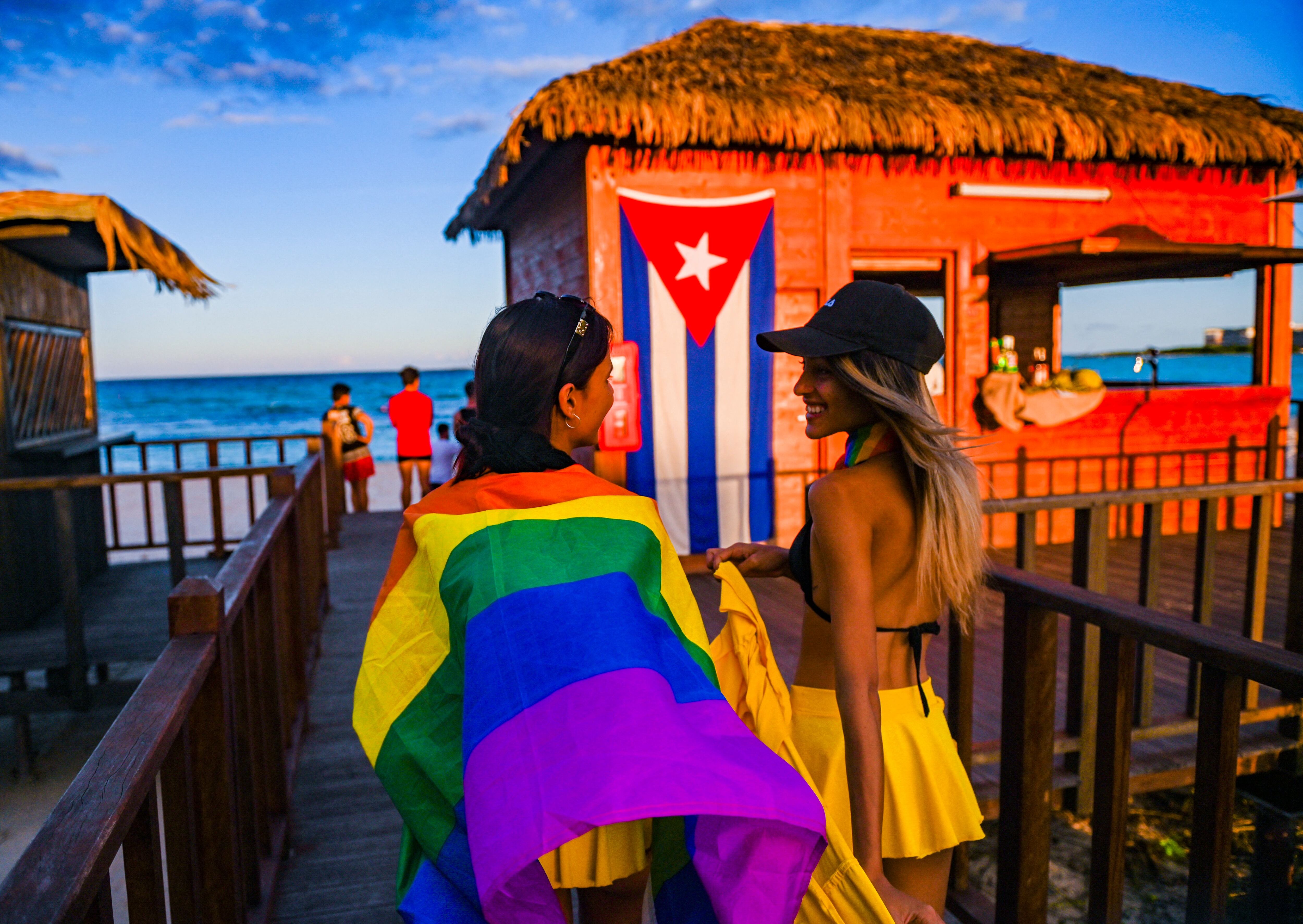 Bandera LGBT y de Cuba. Foto YAMIL LAGE/AFP via Getty Images