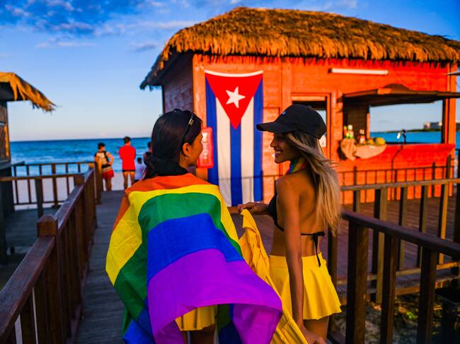 Bandera LGBT y de Cuba. Foto YAMIL LAGE/AFP via Getty Images