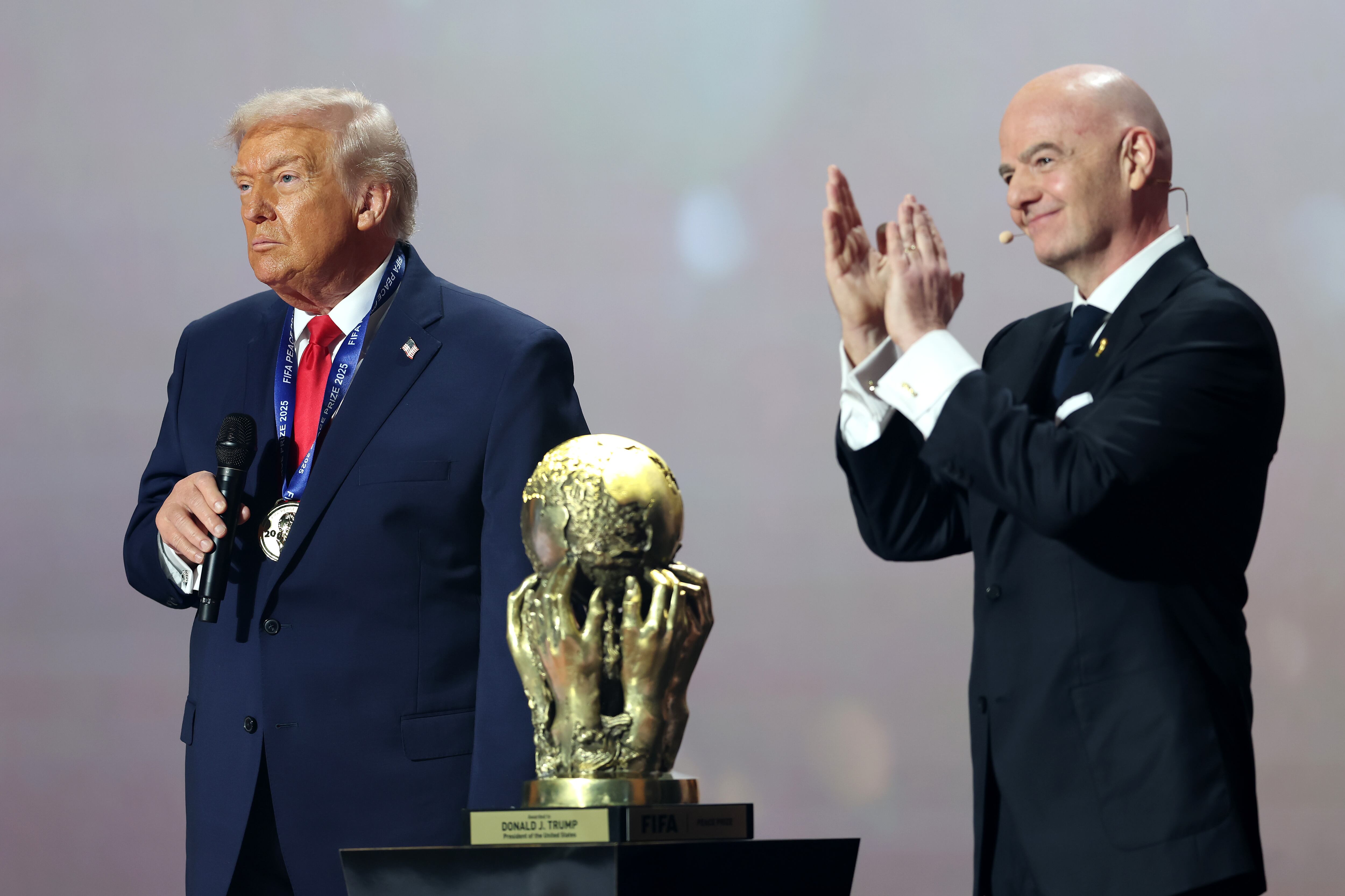 Donald Trump recibiendo el premio de la Paz de Gianni Infantino. Foto: Emilee Chinn - FIFA/FIFA via Getty Images