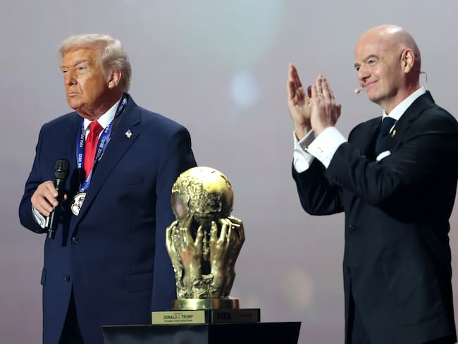 Donald Trump recibiendo el premio de la Paz de Gianni Infantino. Foto: Emilee Chinn - FIFA/FIFA via Getty Images