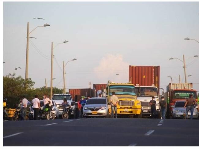 Los camioneros bloquearon ayer varias vías de Cartagena en rechazo al cobro de peajes. Foto: Cortesía Juan Diego Perdomo