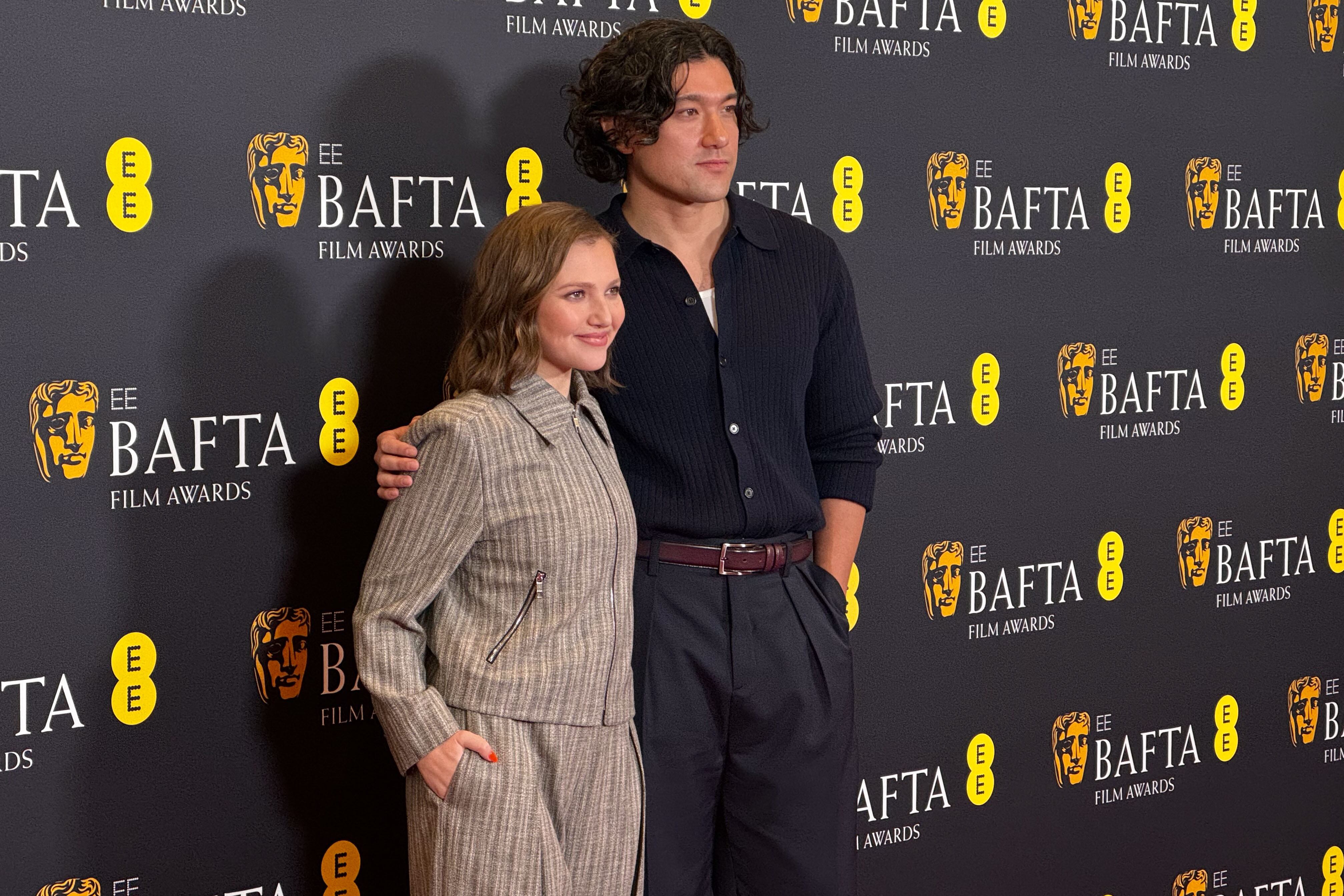 LONDRES, 15/01/2025.- Los encargados de anunciar las nominaciones, los actores británicos Will Sharpe y Mia McKenna-Bruce, posan durante la ceremonia de anuncio de los nominados a los Premios BAFTA de 2025.