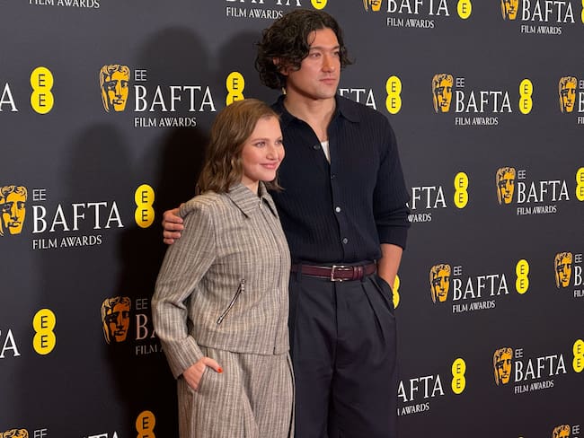 LONDRES, 15/01/2025.- Los encargados de anunciar las nominaciones, los actores británicos Will Sharpe y Mia McKenna-Bruce, posan durante la ceremonia de anuncio de los nominados a los Premios BAFTA de 2025.