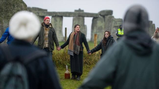 Cientos de personas se reúnen en un ritual liderado por druidas locales en Stonehenge. Foto: Getty Images