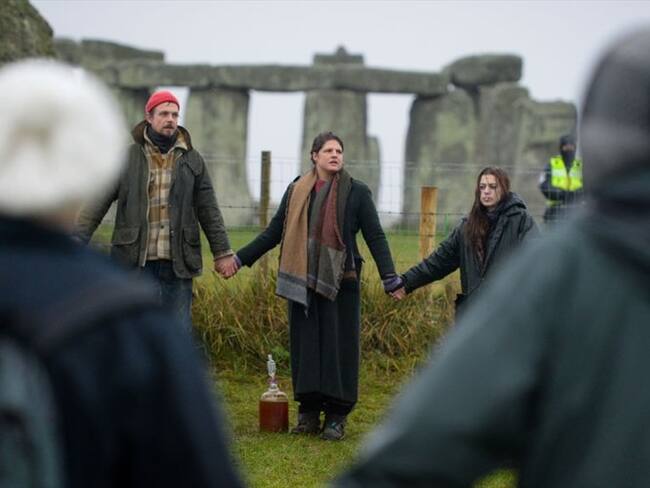 Cientos de personas se reúnen en un ritual liderado por druidas locales en Stonehenge. Foto: Getty Images