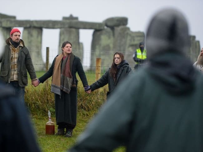 Cientos de personas se reúnen en un ritual liderado por druidas locales en Stonehenge. Foto: Getty Images