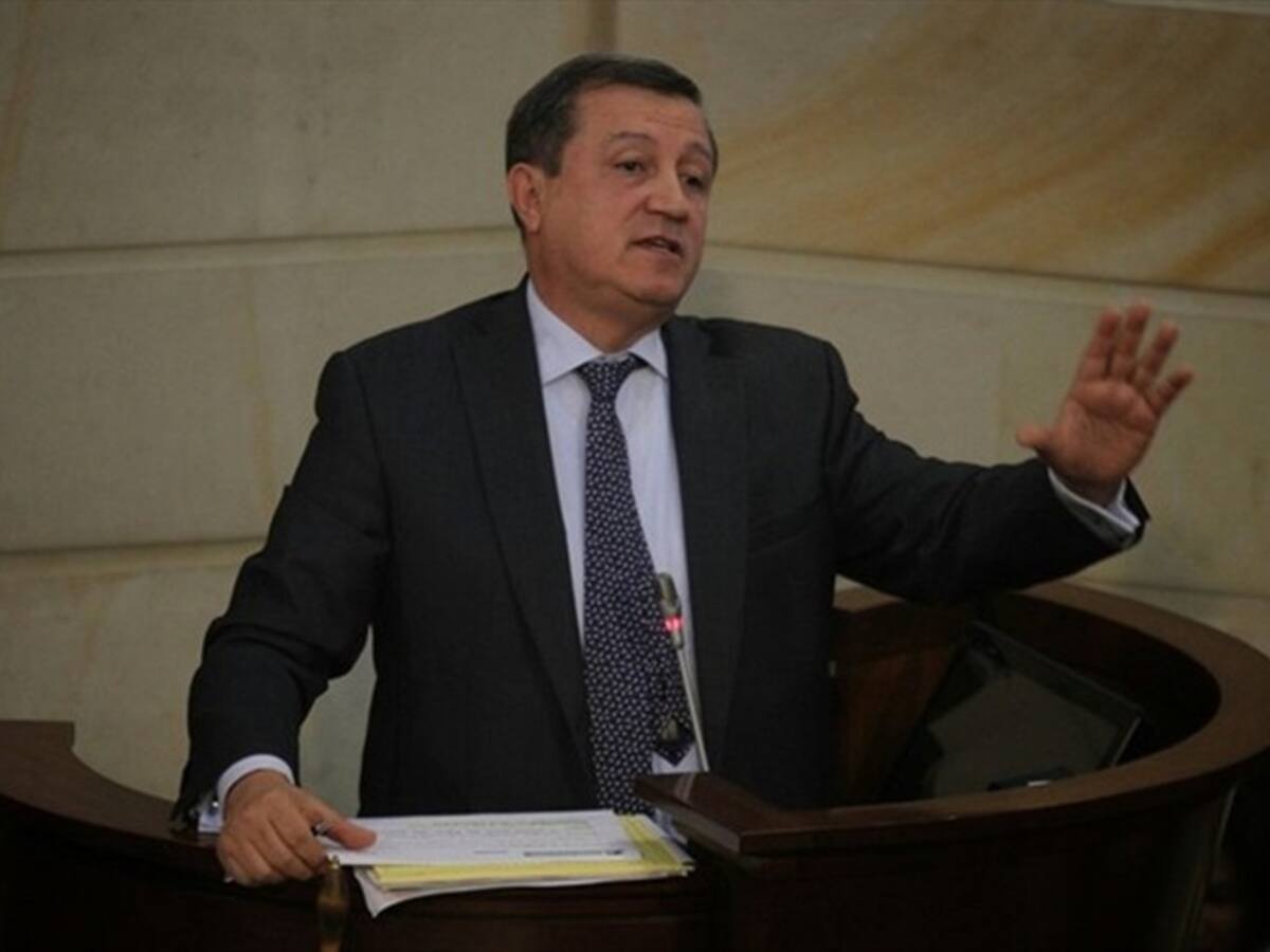 Procuraduría ya inició investigación y citó a Macías por la "jugadita"