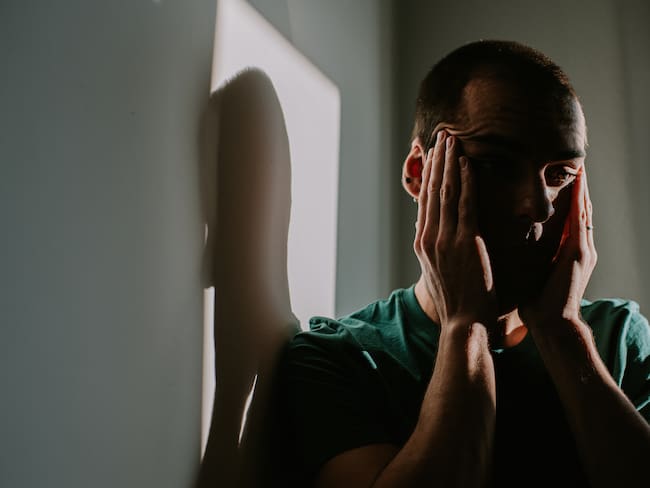 Imagen de referencia de persona sufriendo. Foto: Getty Images.