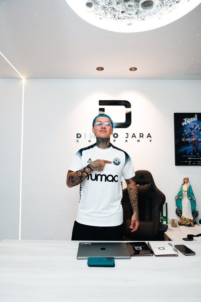 Blessd posa con la camiseta del equipo danés que compró, el Vendsyssel FF. Foto: Twitter oficial de Blessd.