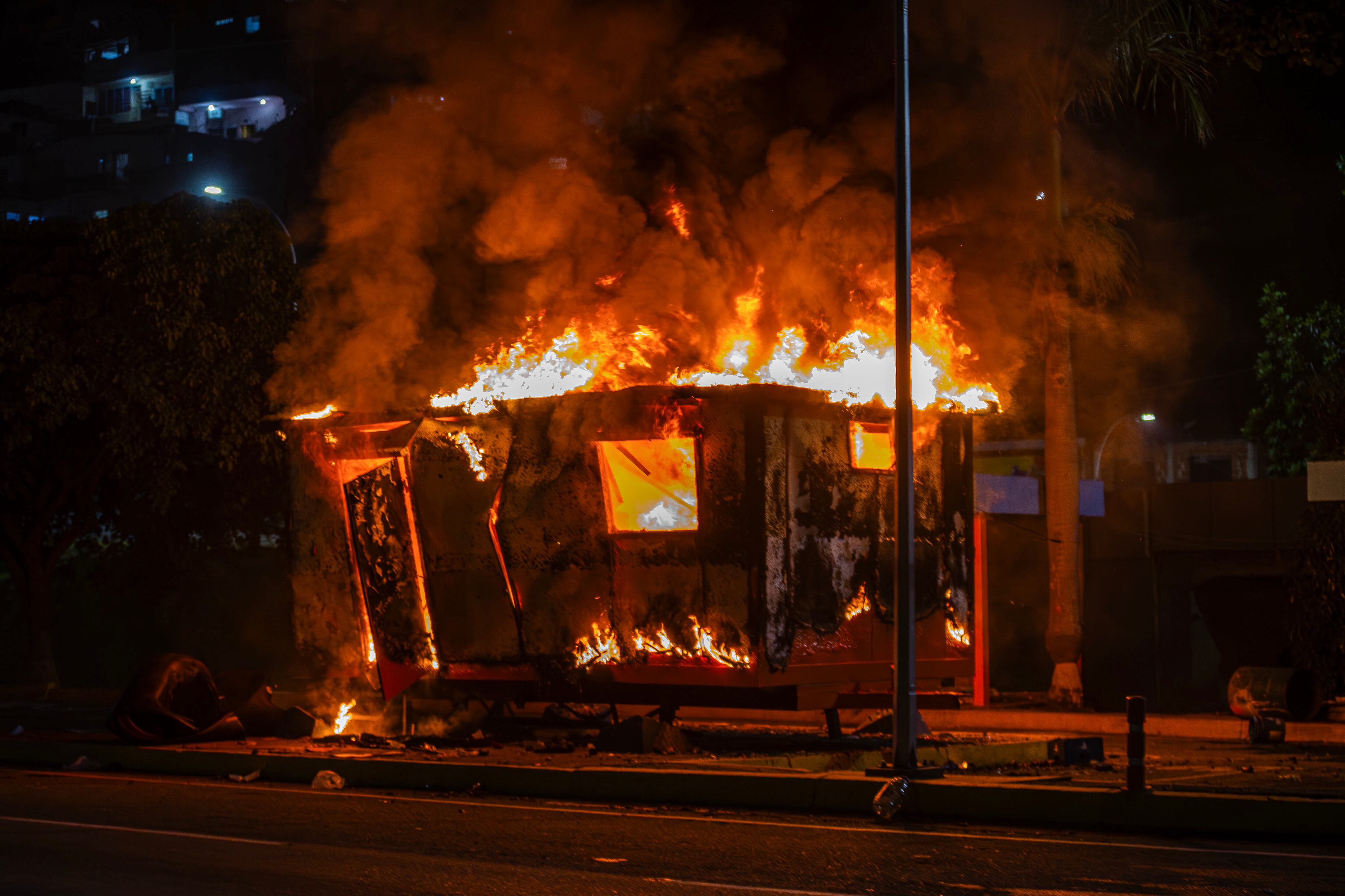 Módulo de la Policía Nacional Bolivariana (PNB) incendiado durante las protestas. Foto: EFE/ Henry Chirinos