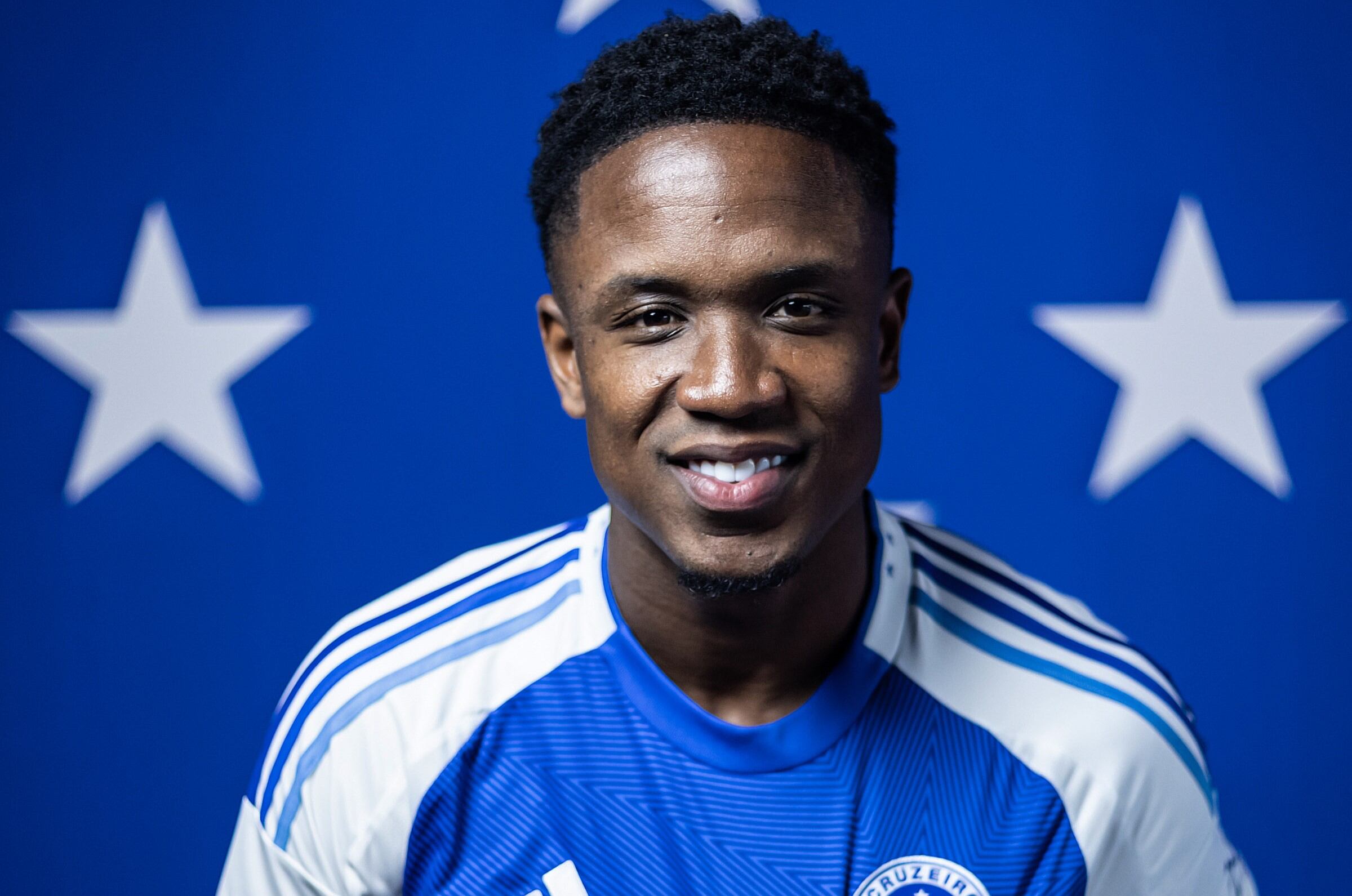 Luis Sinisterra con la camiseta de Cruzeiro. FOTO: Cruzeiro/X