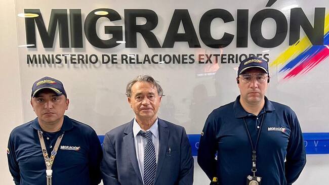 AME3575. BOGOTÁ (COLOMBIA), 28/03/2025.- Fotografía cedida por Migración Colombia de la detención de Carlos Lehder (c), exnarcotraficante colombiano, a su llegada a Colombia, procedente de Alemania este viernes, en Bogotá (Colombia). Lehder, que fue fundador del Cartel de Medellín, fue arrestado al llegar al aeropuerto internacional El Dorado de Bogotá, 38 años después de haber sido extraditado a Estados Unidos en donde purgó una condena por narcotráfico. EFE/ Migración Colombia/ SOLO USO EDITORIAL/SOLO DISPONIBLE PARA ILUSTRAR LA NOTICIA QUE ACOMPAÑA (CRÉDITO OBLIGATORIO)