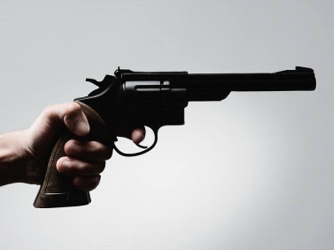 Empresa de vidrios a prueba de balas da a sus empleados armas como regalo de fin de año