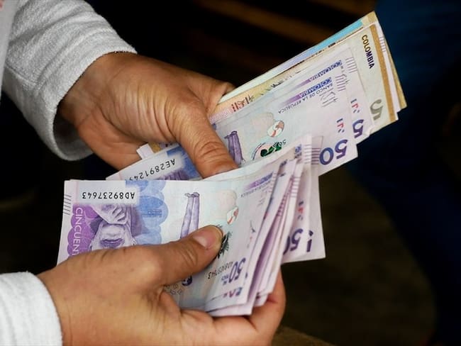 Foto de referencia de una persona con dinero colombiano. Foto: Getty Images / Ricardo Vallejo / EyeEm