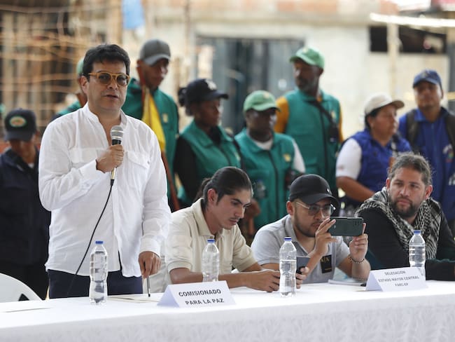 AME862. SUÁREZ (COLOMBIA), 19/09/2023.- El alto comisionado para la paz en Colombia, Danilo Rueda, habla durante una mesa de diálogos con las disidencias de las FARC, hoy, en Suárez (Colombia). El Gobierno colombiano y el Estado Mayor Central (EMC), principal disidencia de las ya disueltas FARC, instalarán la mesa de diálogo el próximo 8 de octubre, cuando también arrancará un cese el fuego bilateral que se extenderá por 10 meses. EFE/ Ernesto Guzmán