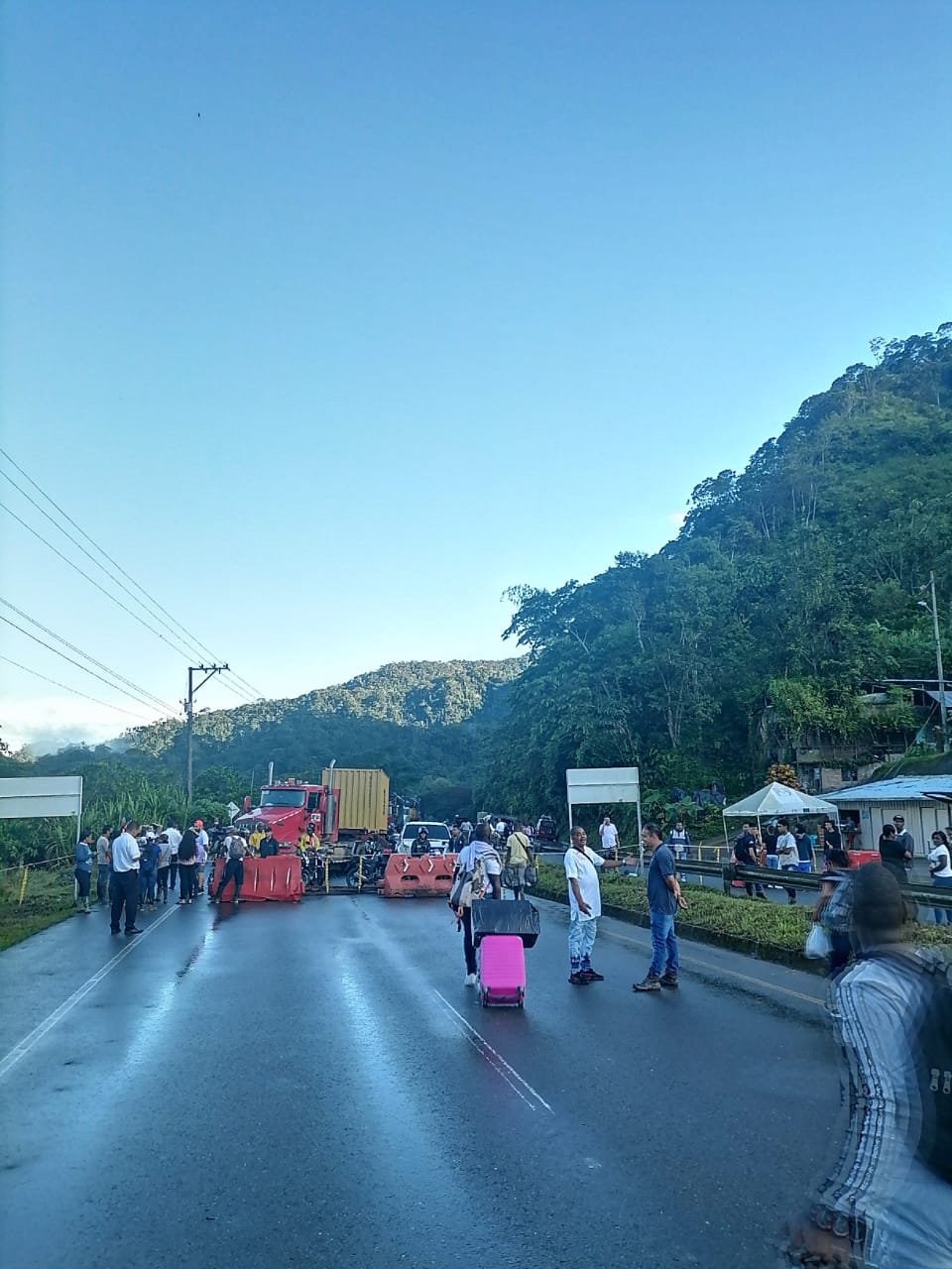 Bloqueado el paso vehicular en la vía que conduce de Dagua a Buenaventura.