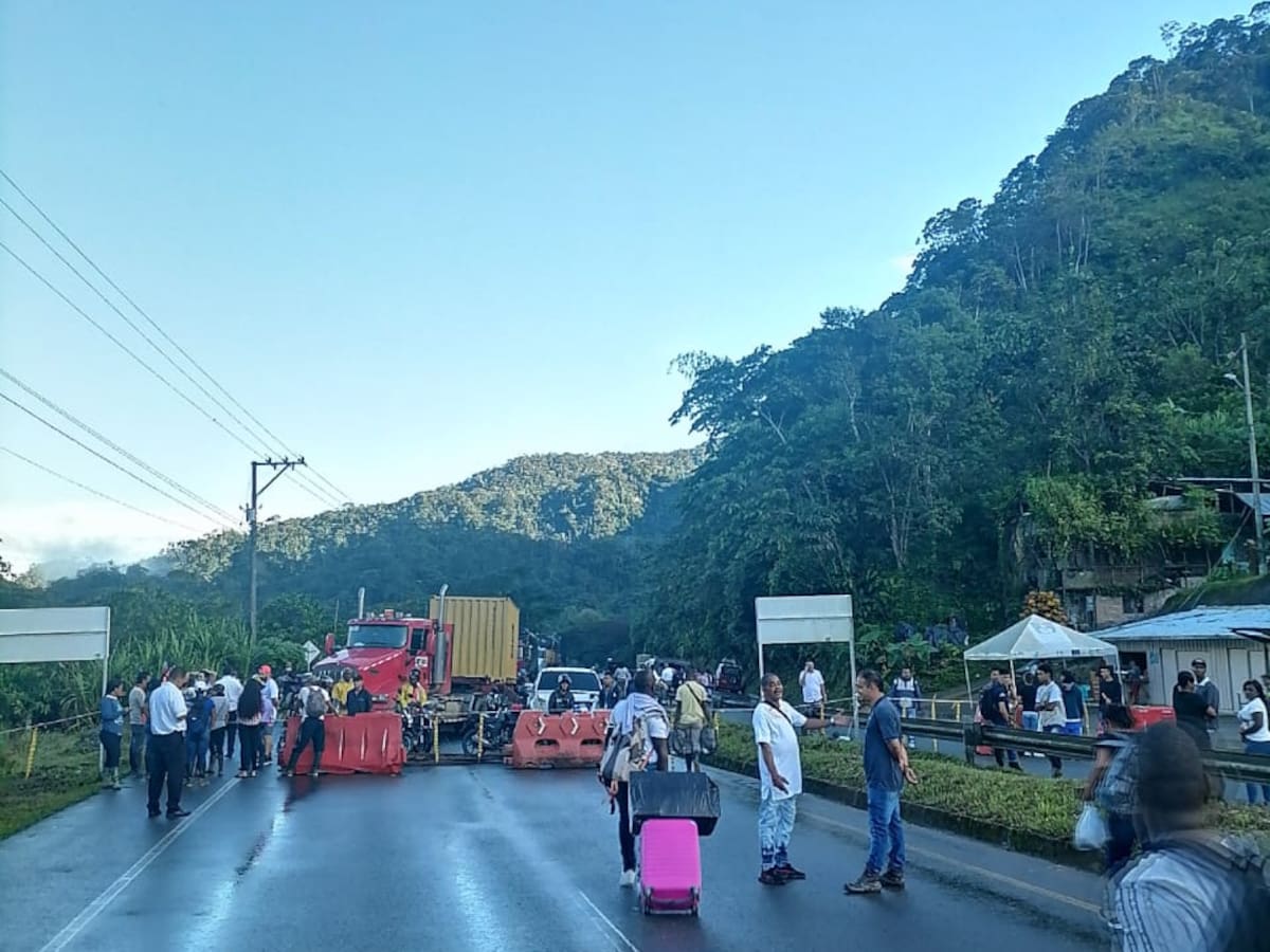 Comunidades levantan bloqueo en la vía al mar a la altura de Cisneros, Buenaventura