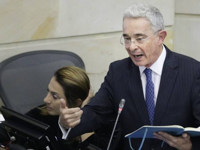 Detractores de Uribe dieron sus impresiones sobre la indagatoria a la que se enfrenta el expresidente en la Corte.. Foto: Colprensa