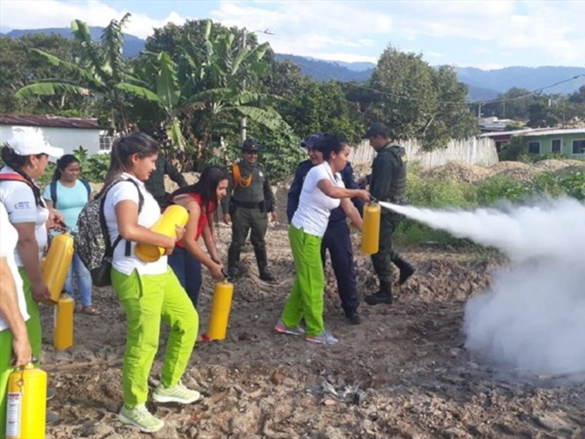 Los bomberos de Algeciras, Huila, previenen las quemas