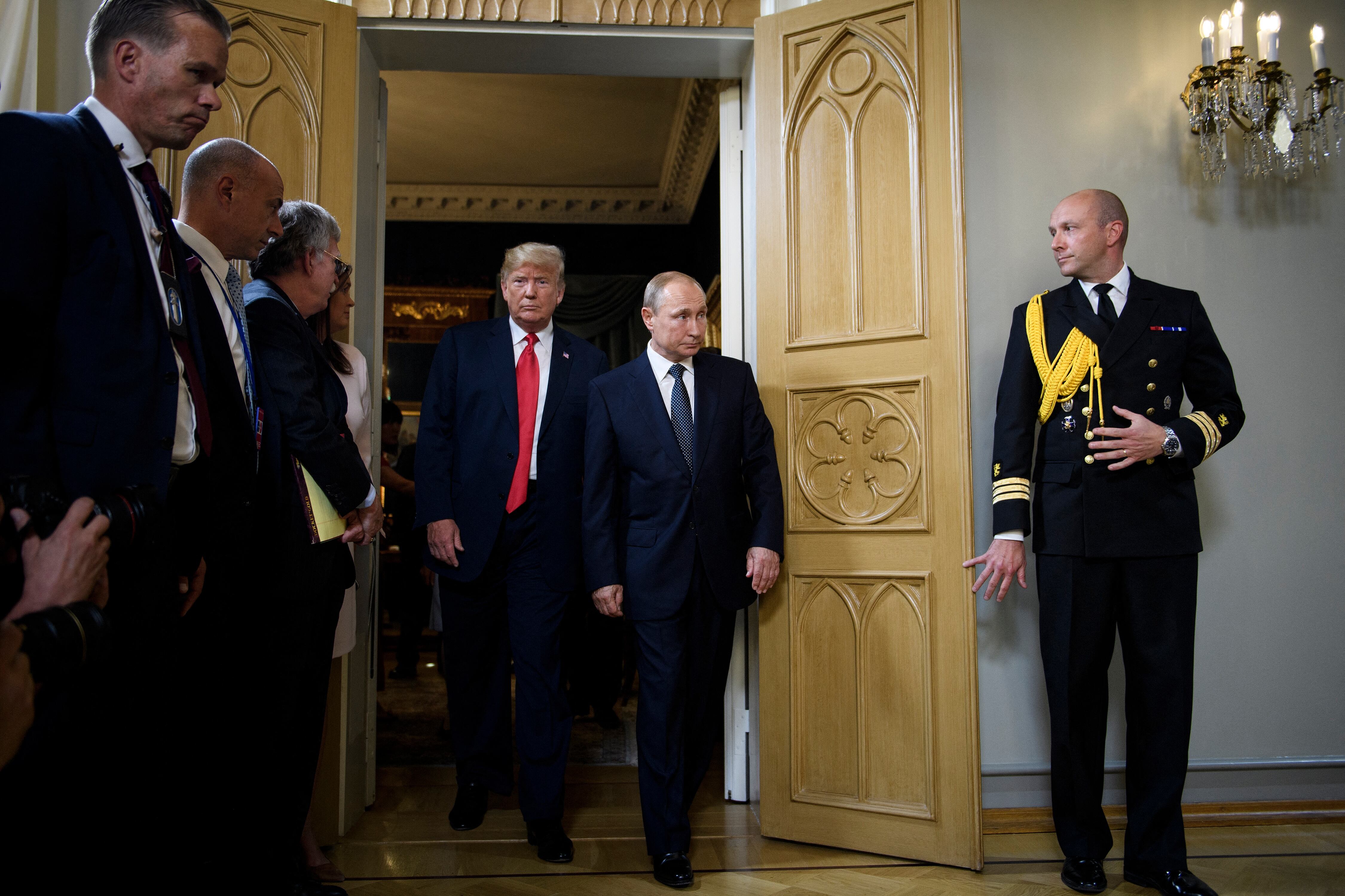 El presidente de Estados Unidos, Donald Trump, y el presidente de Rusia, Vladímir Putin, llegan a una reunión en el Palacio Presidencial de Finlandia el 16 de julio de 2018. (Brendan Smialowski/AFP vía Getty Images)