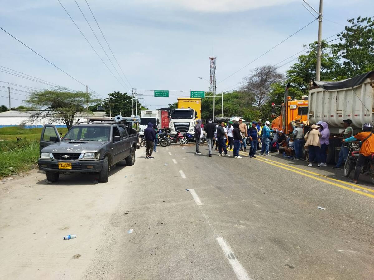 Extrabajadores de la Alcaldía de Ciénaga, Magdalena, bloquean la Troncal del Caribe