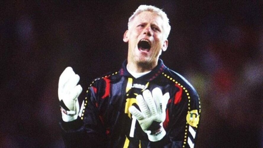 El portero danés Peter Schmeichel se lamenta de la derrota ante Croacia en la Eurocopa de 1996 en Inglaterra . Foto: BONGARTS / BBC Mundo.