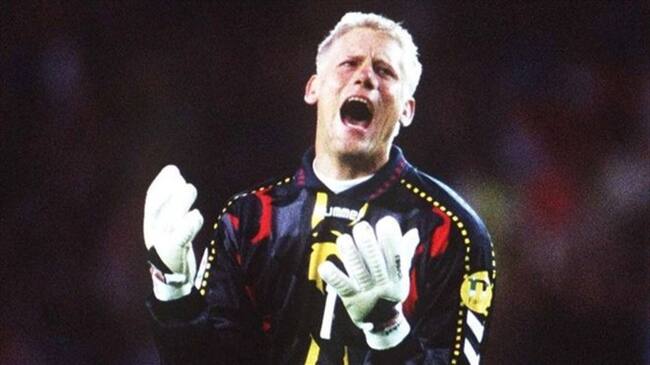 El portero danés Peter Schmeichel se lamenta de la derrota ante Croacia en la Eurocopa de 1996 en Inglaterra . Foto: BONGARTS / BBC Mundo.
