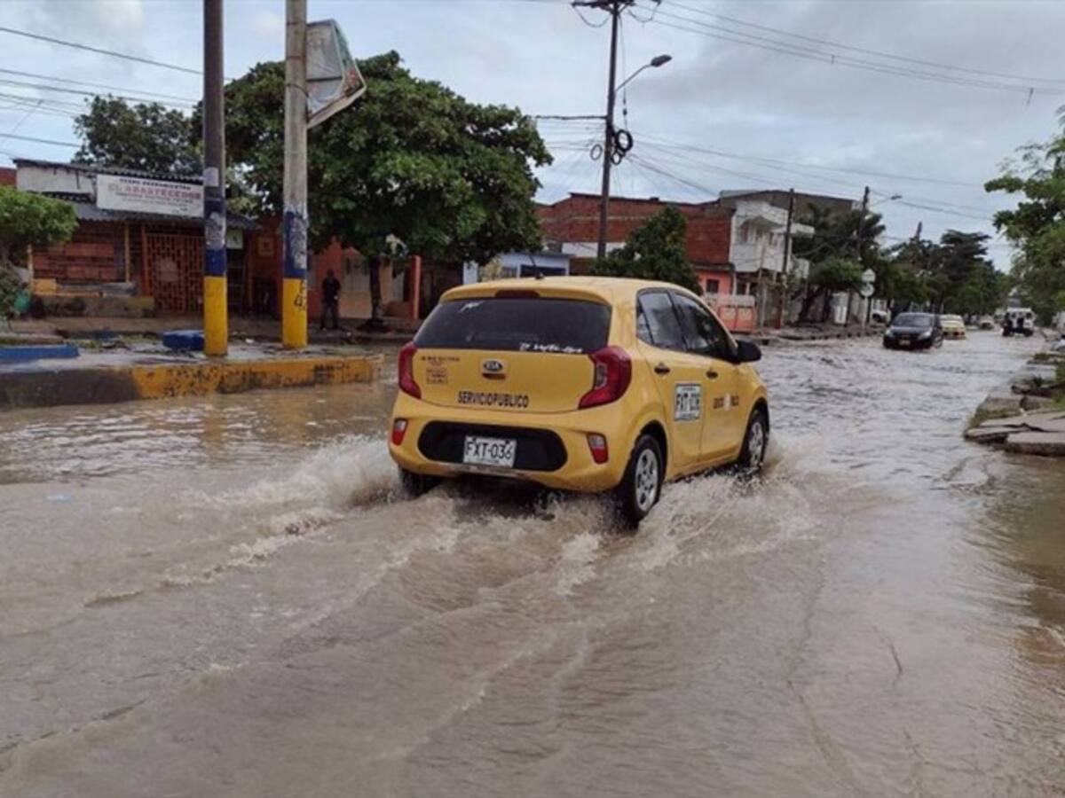 Onda tropical cerca del Caribe genera lluvias y oleaje alto
