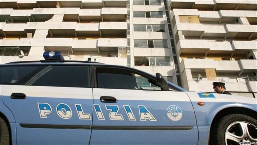 La policía napolitana realiza un operativo en uno de los barrios de la ciudad. Foto: Getty Images / BBC Mundo.