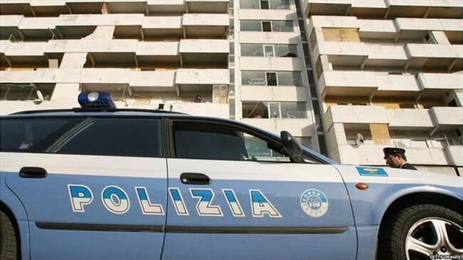La policía napolitana realiza un operativo en uno de los barrios de la ciudad. Foto: Getty Images / BBC Mundo.