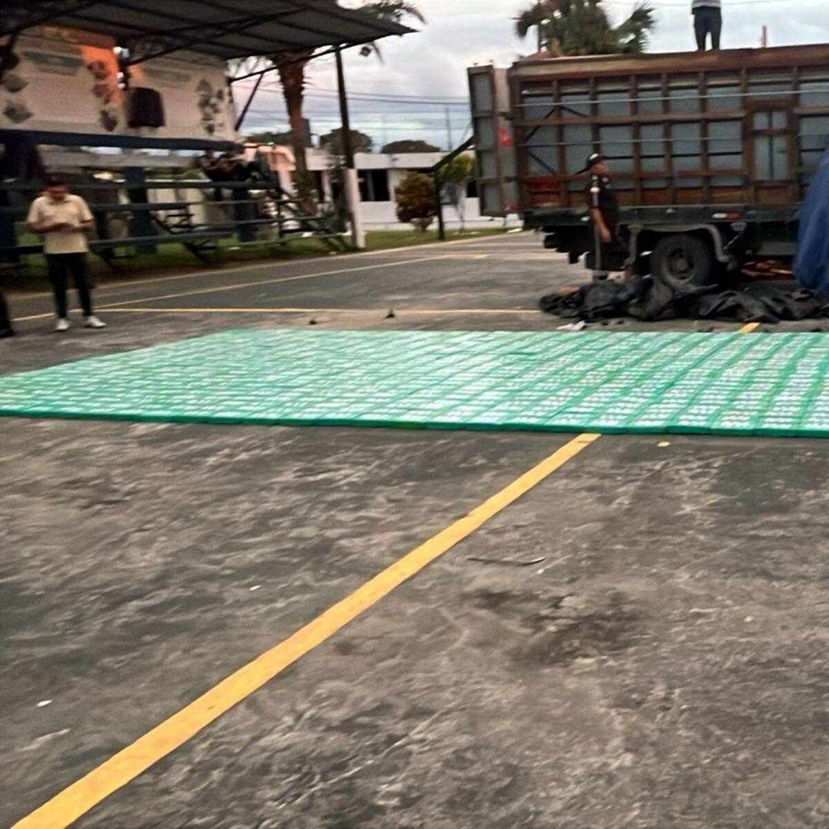 Cayó en Ecuador una tonelada de cocaína escondida en madera que sería de disidencias ‘Iván Mordisco’