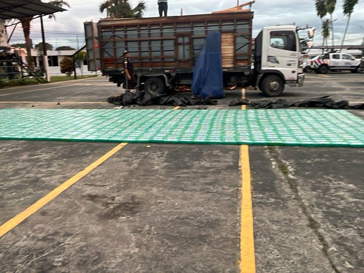 Cayó en Ecuador una tonelada de cocaína escondida en madera que sería de disidencias ‘Iván Mordisco’