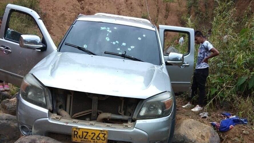 El Consejo Regional Indígena del Cauca, Cric, reportó que las autoridades de ese sector evidenciaron el cuerpo sin vida y una camioneta con múltiples impactos de arma de fuego. Foto: Cortesía Sucesos Cauca.