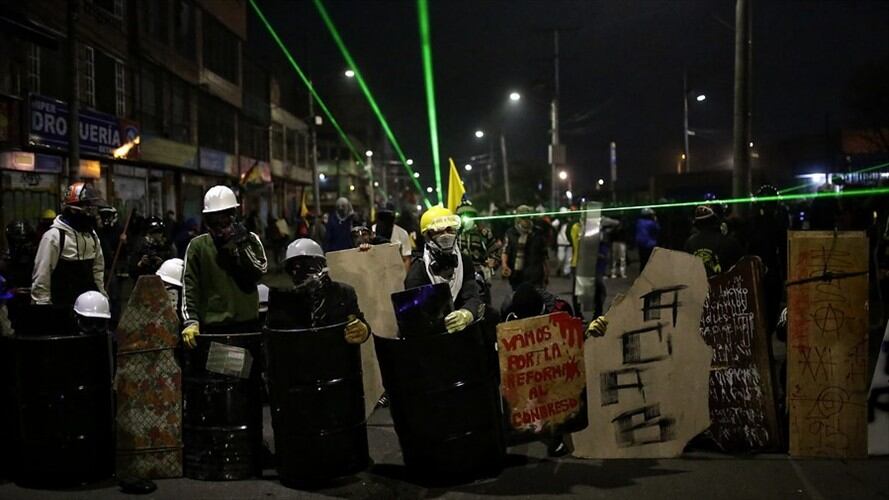 El general de la Policía Eliecer Camacho anunció que se llevará a cabo la incautación de elementos como escudos, cascos, caucheras, botellas y combustibles. Foto: Colprensa