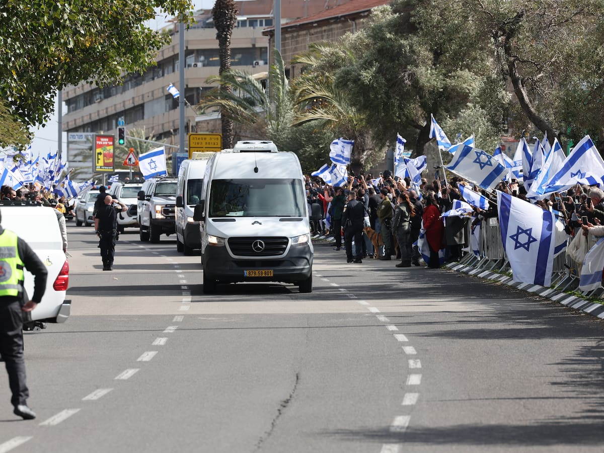 Los cuerpos de rehenes entregados por Hamás llegaron a centro forense para su identificación