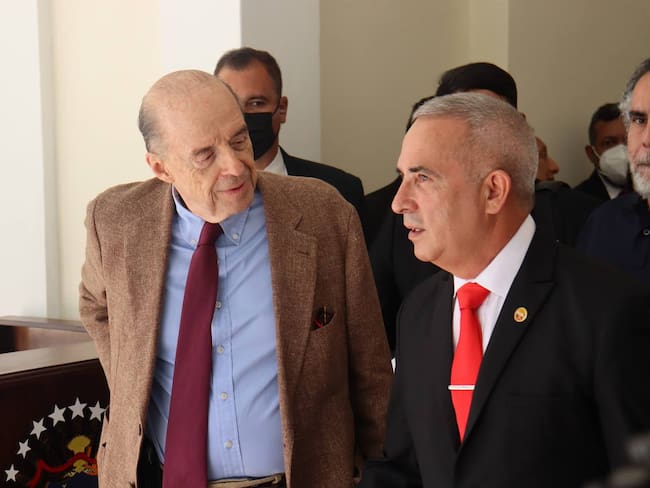 Álvaro Leyva, canciller designado por Gustavo Petro, junto a Freddy Bernal. Foto: Cortesía.