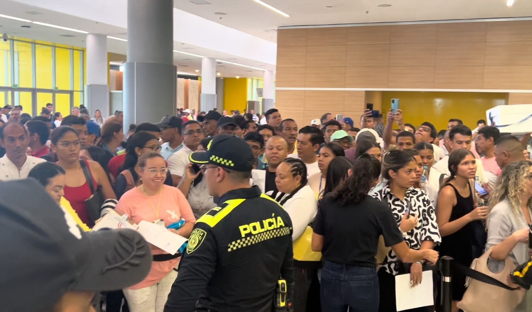 Protesta en el centro de convenciones Puerta de Oro, Barranquilla. Foto: W Radio.