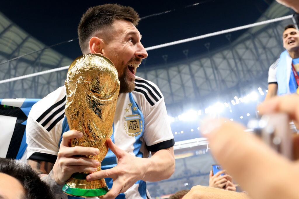 Messi con la Copa del Mundo tras vencer a Francia en la final del Mundial de Qatar 2022. Foto: Gustavo Pagano/Getty Images