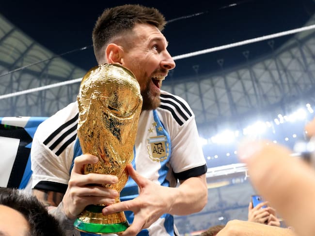 Messi con la Copa del Mundo tras vencer a Francia en la final del Mundial de Qatar 2022. Foto: Gustavo Pagano/Getty Images