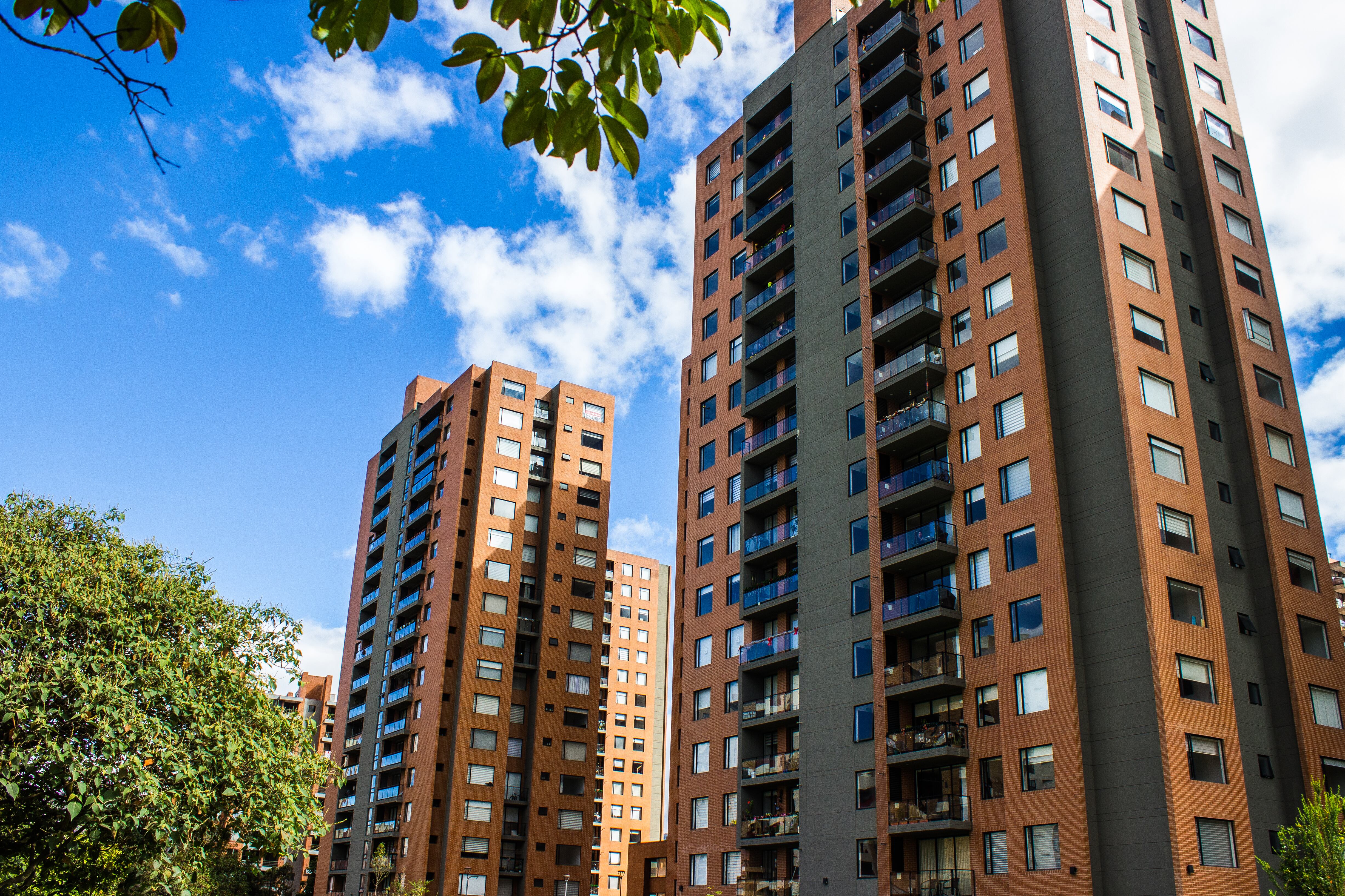 Torres de apartamentos en la ciudad de Bogotá, Colombia (Foto vía GettyImages)