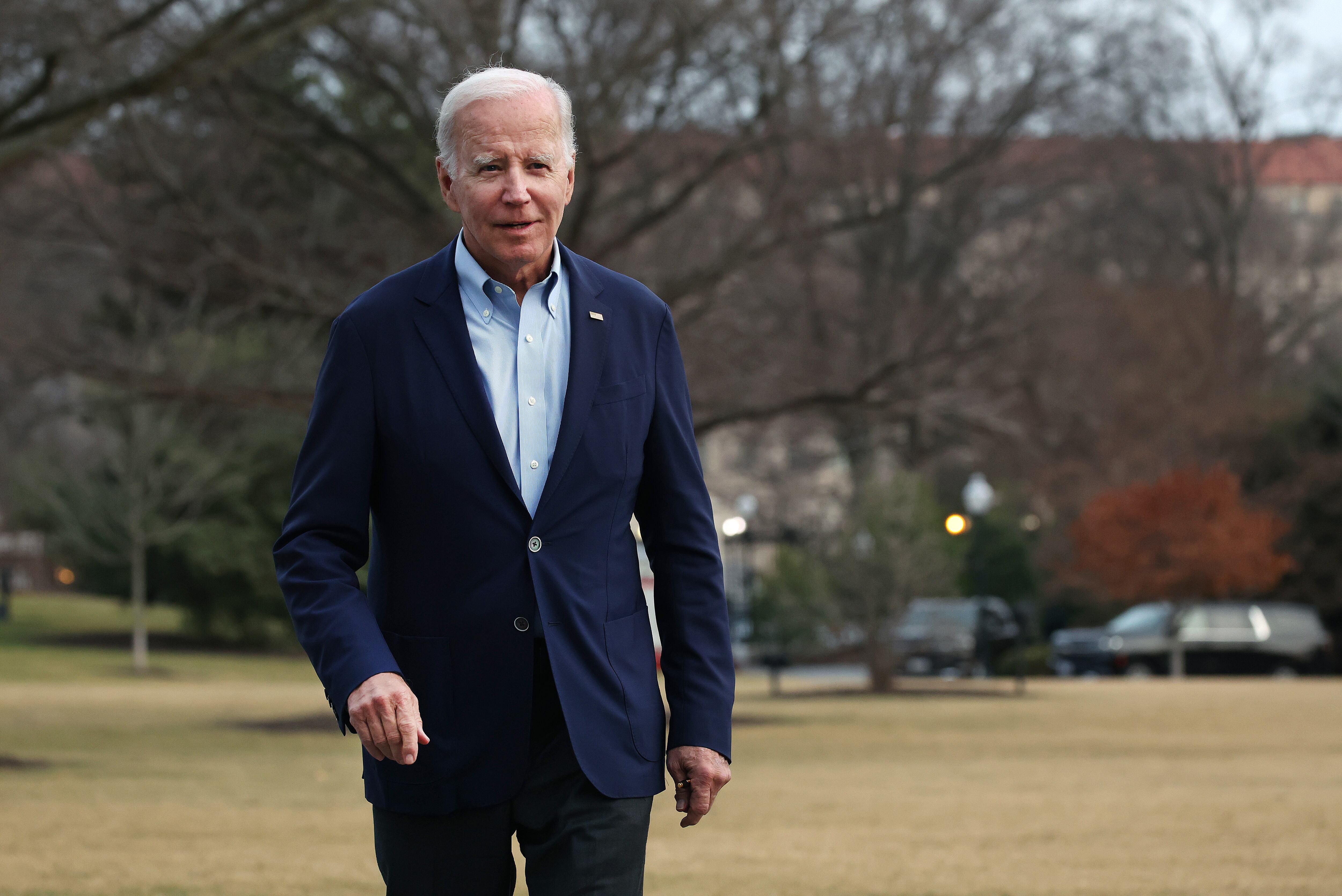El presidente de los Estados Unidos, Joe Biden, regresa a la Casa Blanca el 2 de enero de 2023 en Washington, DC. El presidente Biden regresa de sus vacaciones en St. Croix. Foto de Kevin Dietsch/Getty Images.