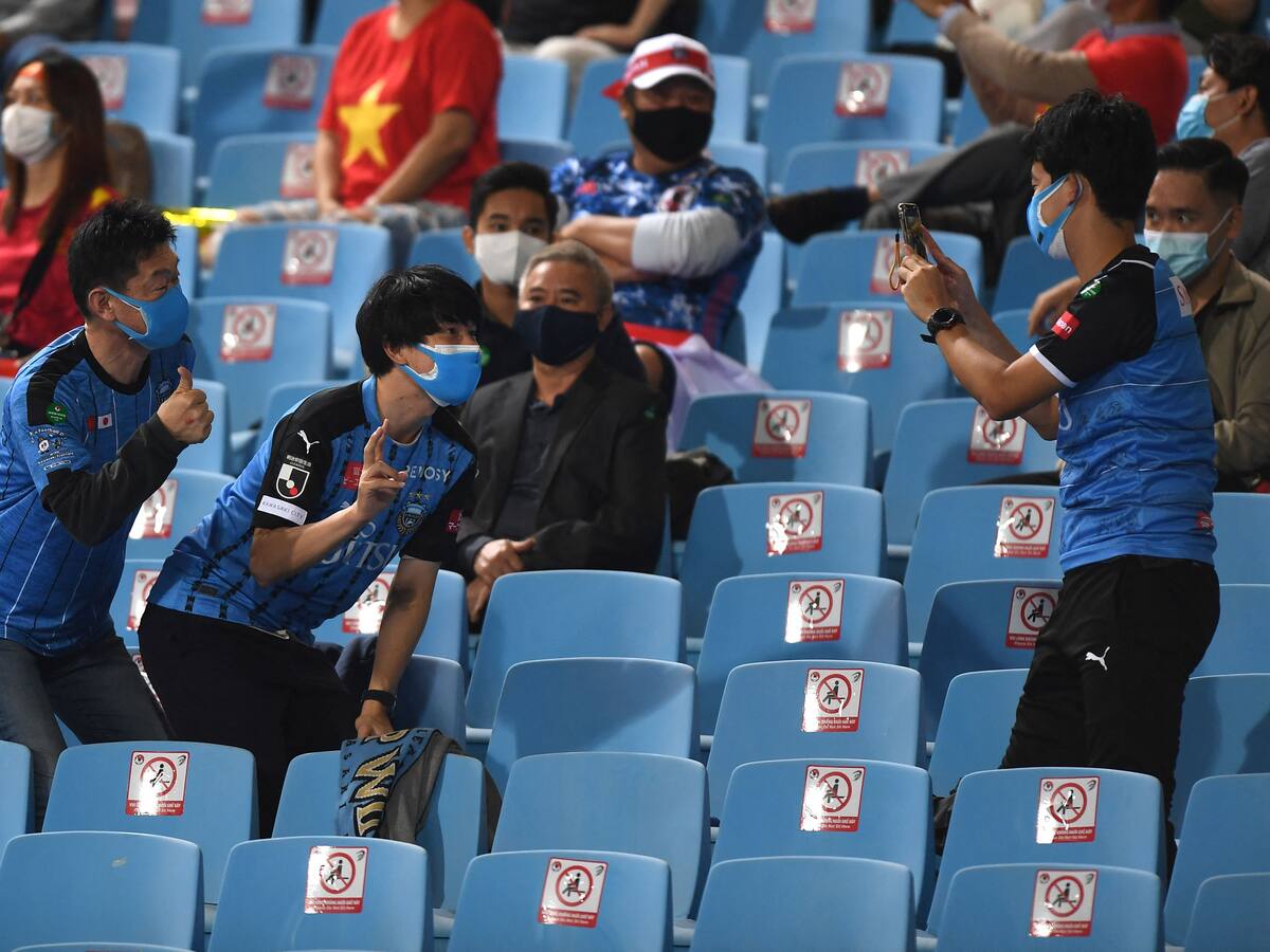 VIDEO: Hinchas asiáticos recogieron basura y sorprendieron a anfitriones en Qatar