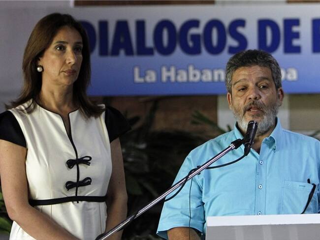 La representante de prensa del Gobierno, Marcela Durán y el representante de la las Farc, alias Marco León Calarcá.. Foto: Agencia EFE