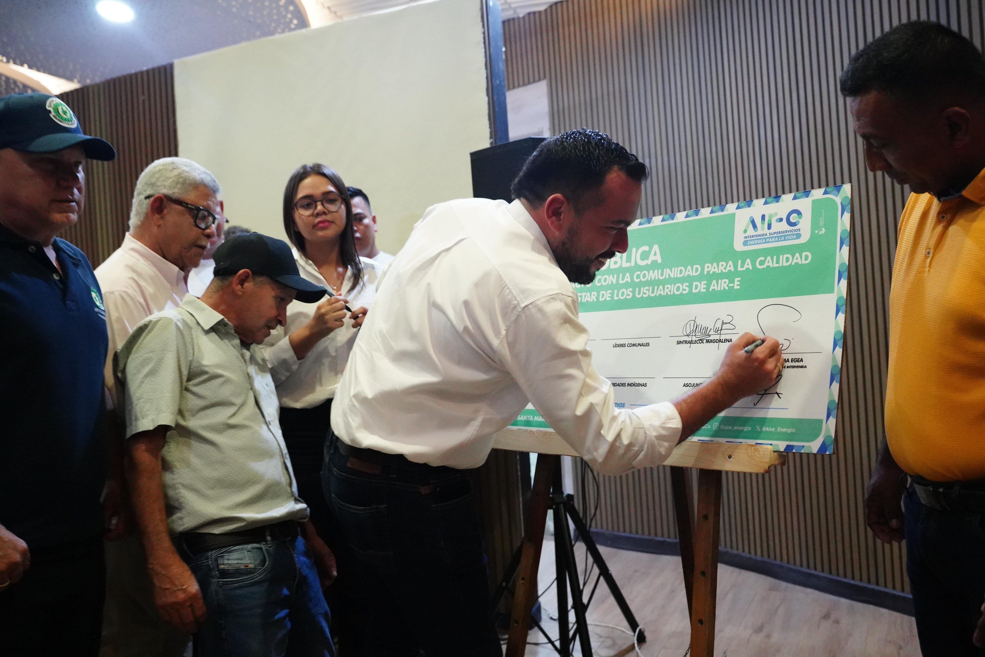 A través de un acto simbólico se firmó en la ciudad de Santa Marta el ‘Gran Pacto con la Comunidad para la Calidad Eléctrica y el Bienestar de los Usuarios de Air-e’ / Air-e